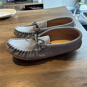 Manitobah Mukluks, men’s loafers, size 10. Never worn. Smoke free home.